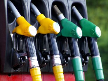 Cómo ahorrar combustible en tus trayectos con camión de alquiler