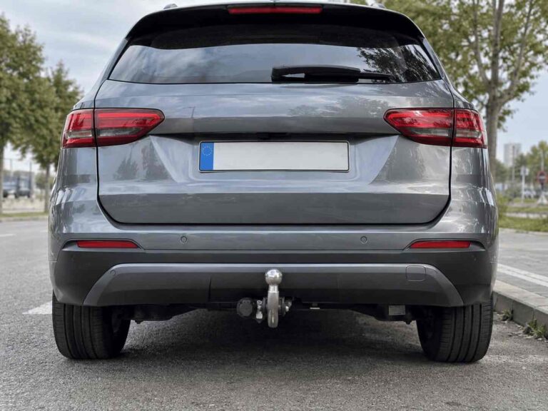 SUV gris con enganche de remolque