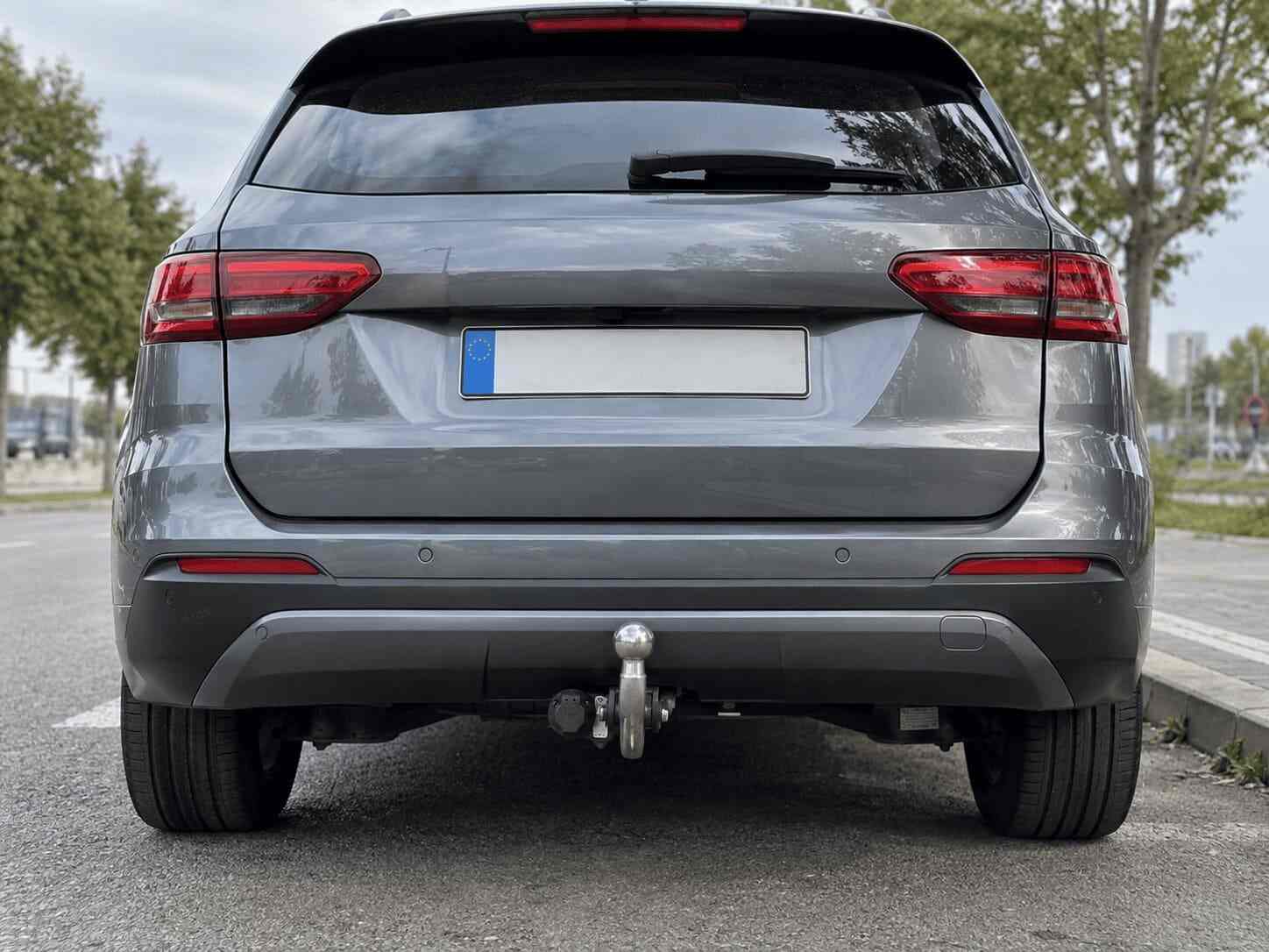 ¿Qué requisitos necesitas para conducir un coche con bola de remolque?